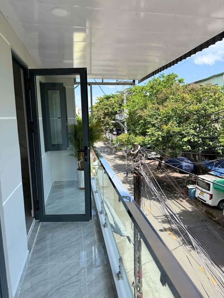 Two stories to the corner of Lucky, short-term rent, three bedrooms, two toilets, clean house.