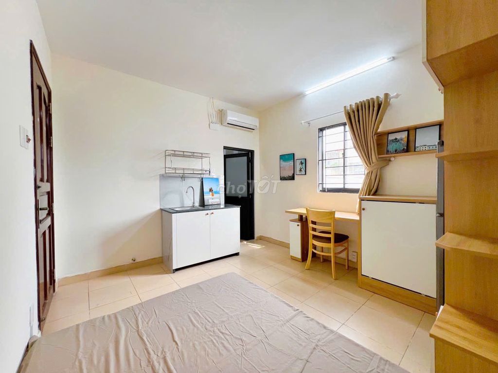 Tân Bình studio apartment - open sky windows!
