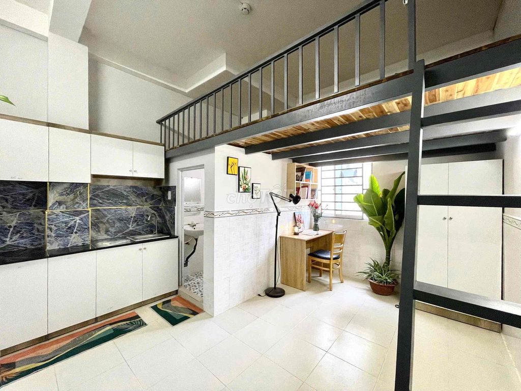 Rent an apartment. The elevator window.