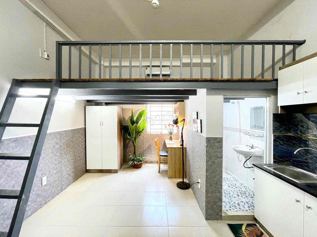 Rent an apartment. The elevator window.
