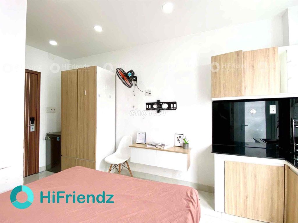Sky Window studio, near-integrepant interior, blessed by the 7th district.
