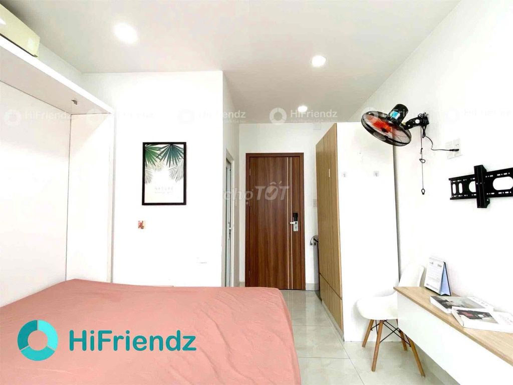 Sky Window studio, near-integrepant interior, blessed by the 7th district.