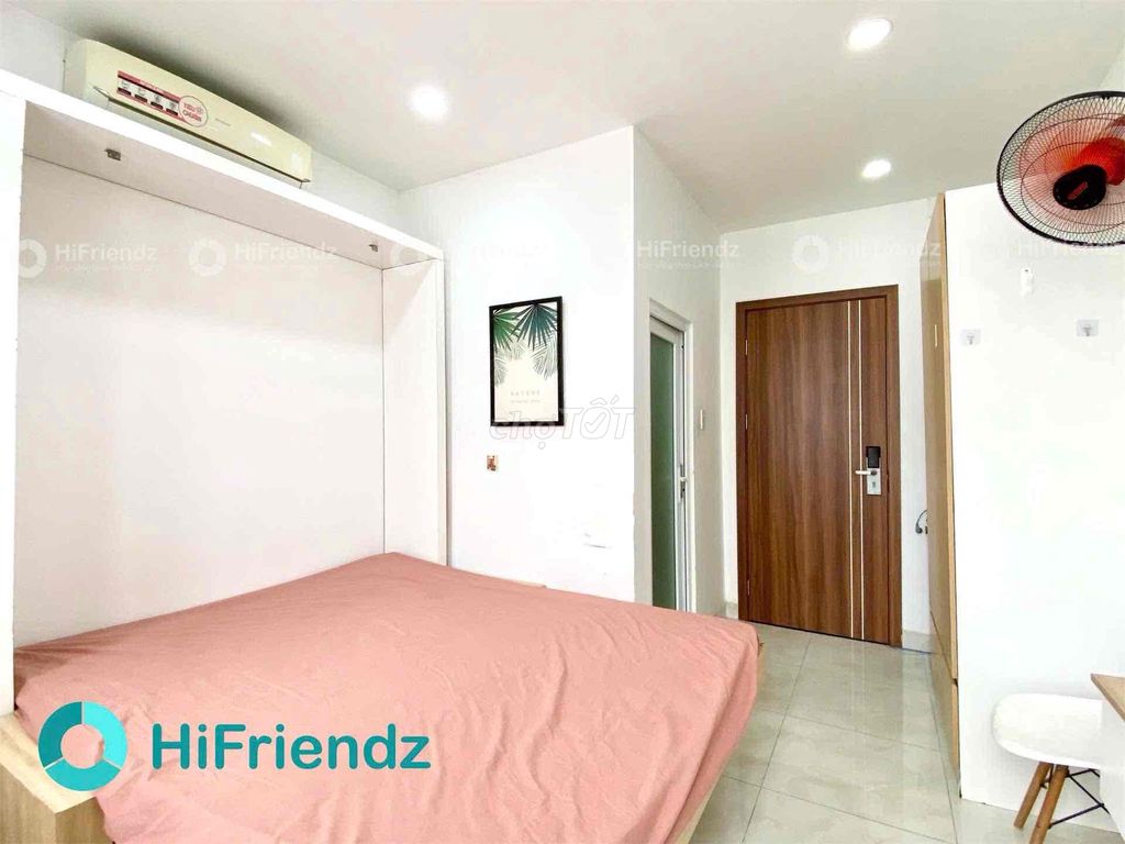 Sky Window studio, near-integrepant interior, blessed by the 7th district.