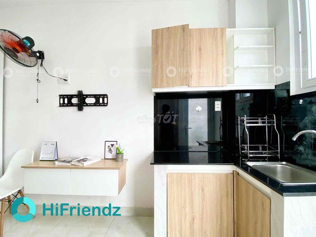 Sky Window studio, near-integrepant interior, blessed by the 7th district.