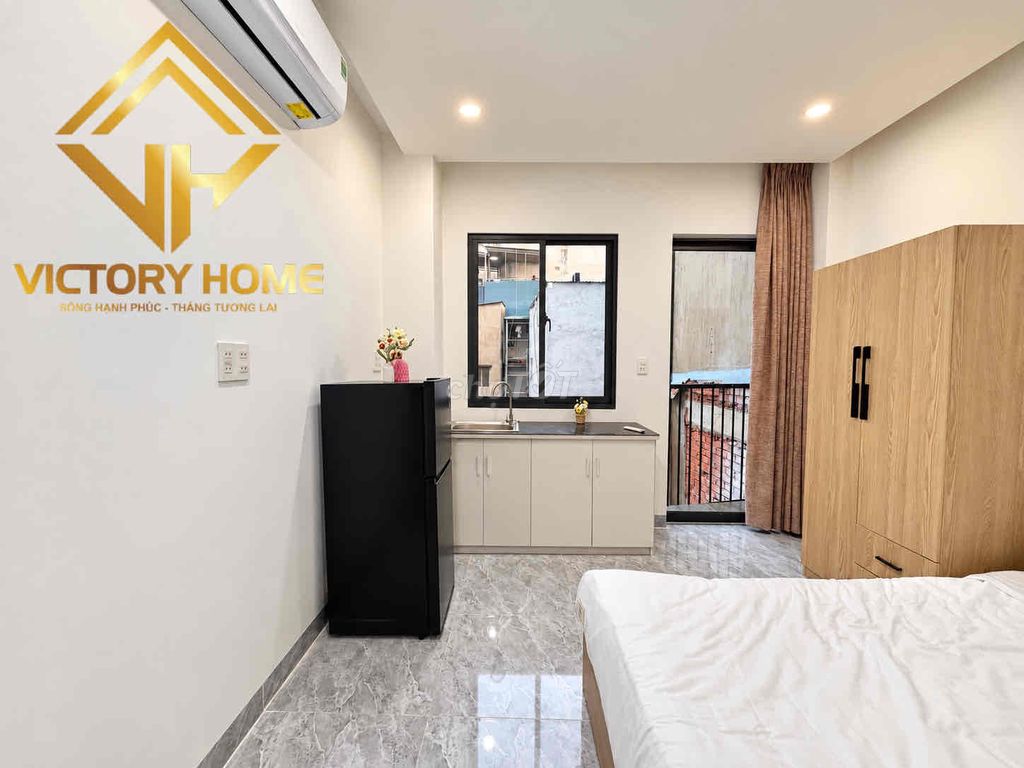 The balcony studio -- District 1, downtown Bridge, interior full.