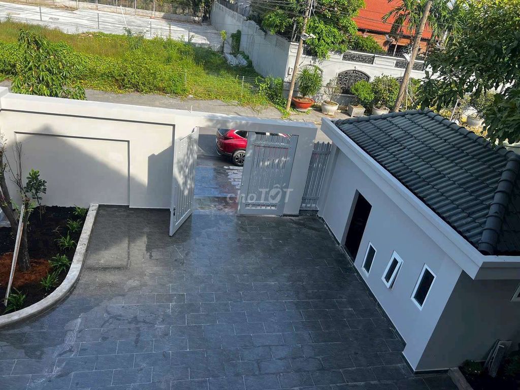 The 400-foot garden courtyard is a basic interior, with a garage.