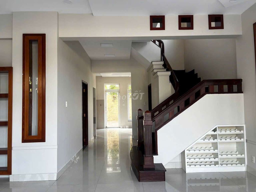The 400-foot garden courtyard is a basic interior, with a garage.