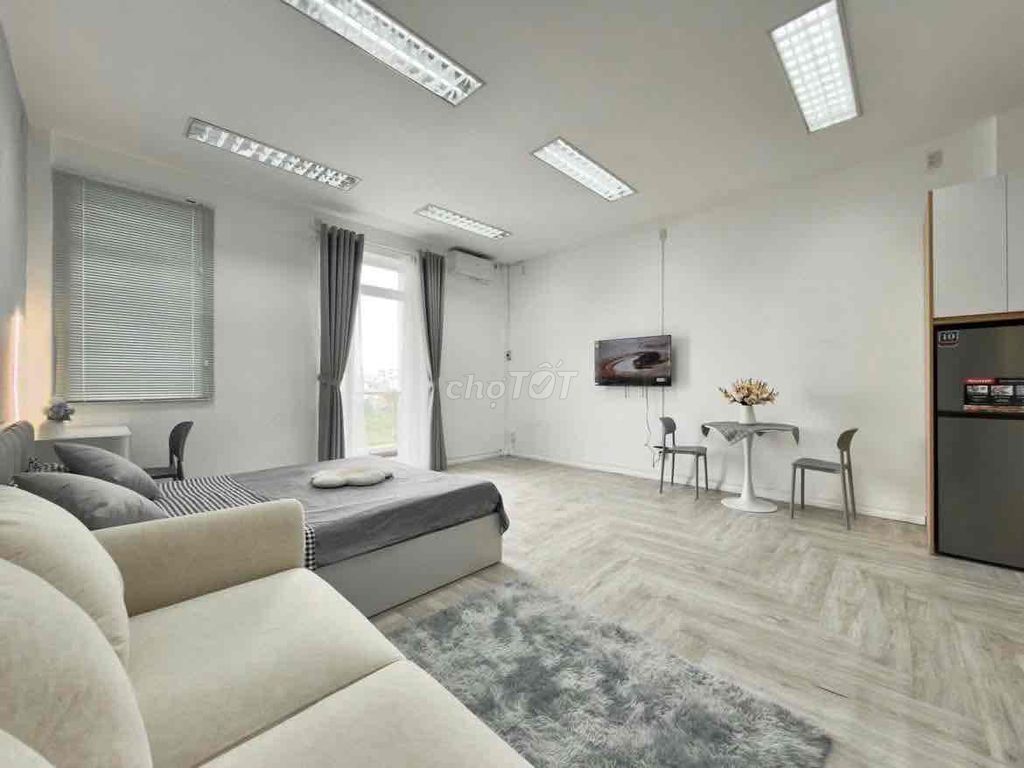 Rent a nice balcony apartment right next to District 1's TV station 1'