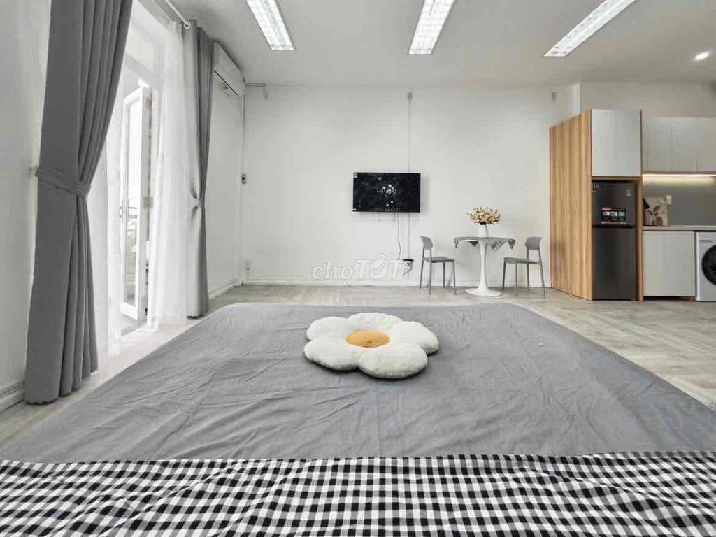 Rent a nice balcony apartment right next to District 1's TV station 1'