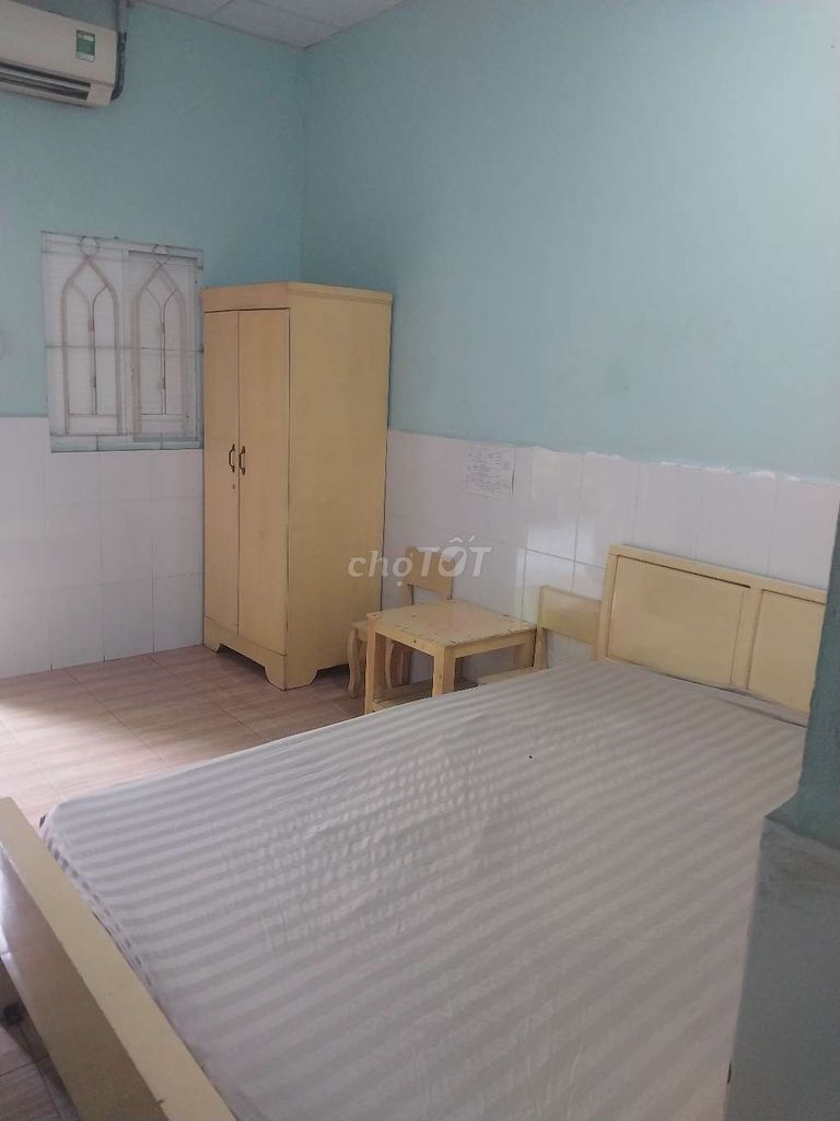 The student hotel. There's air conditioning, hot water, mattresses...