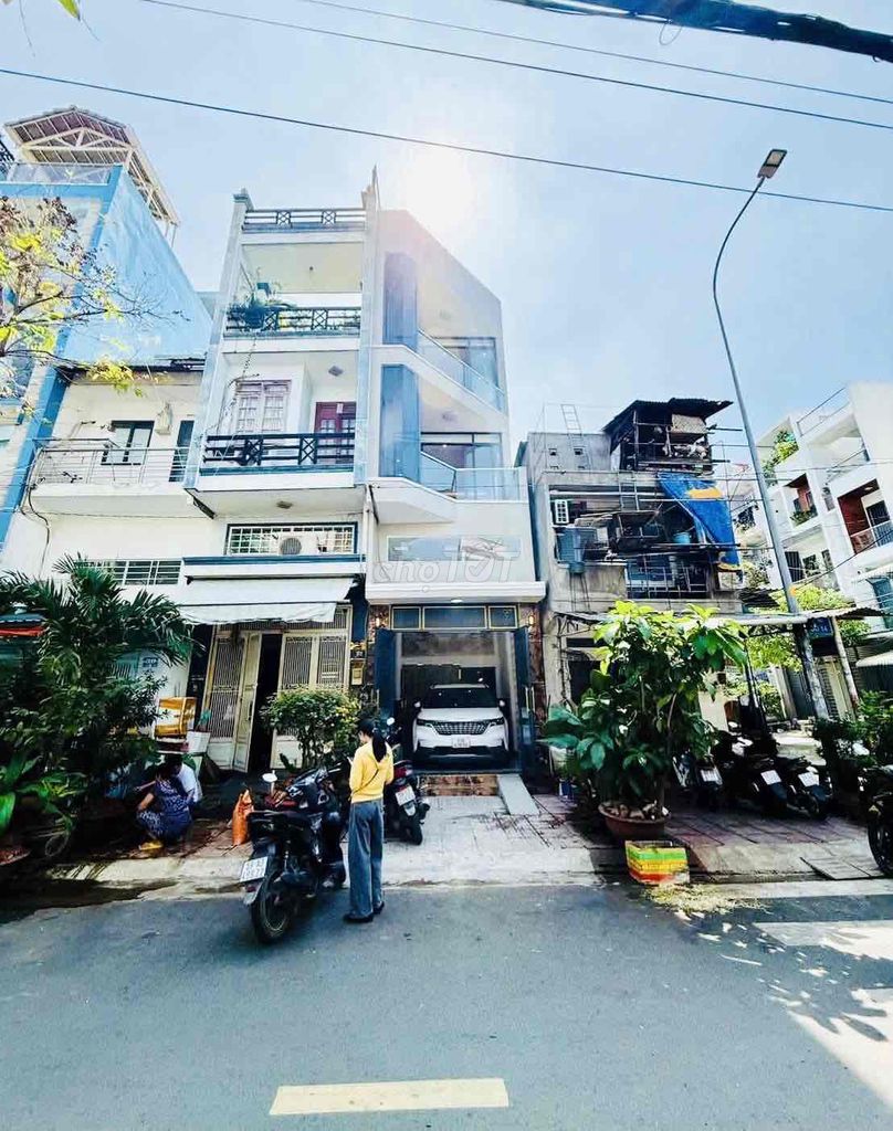 8 - 5 floors, parking cars in the house.