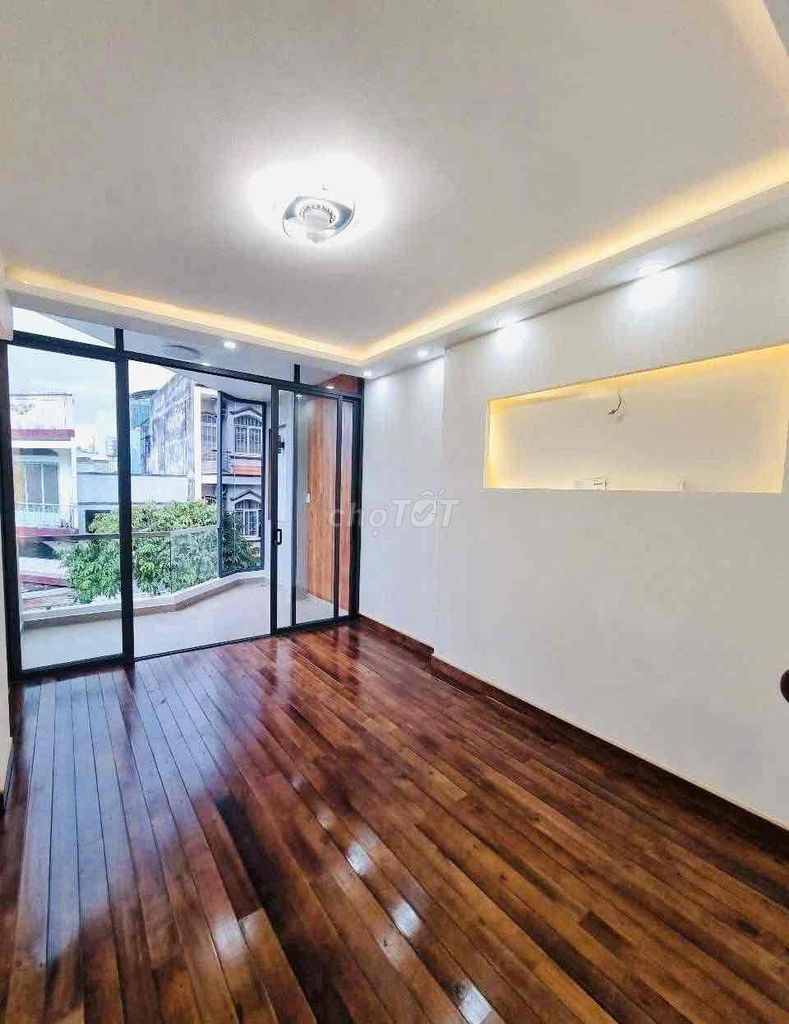 8 - 5 floors, parking cars in the house.