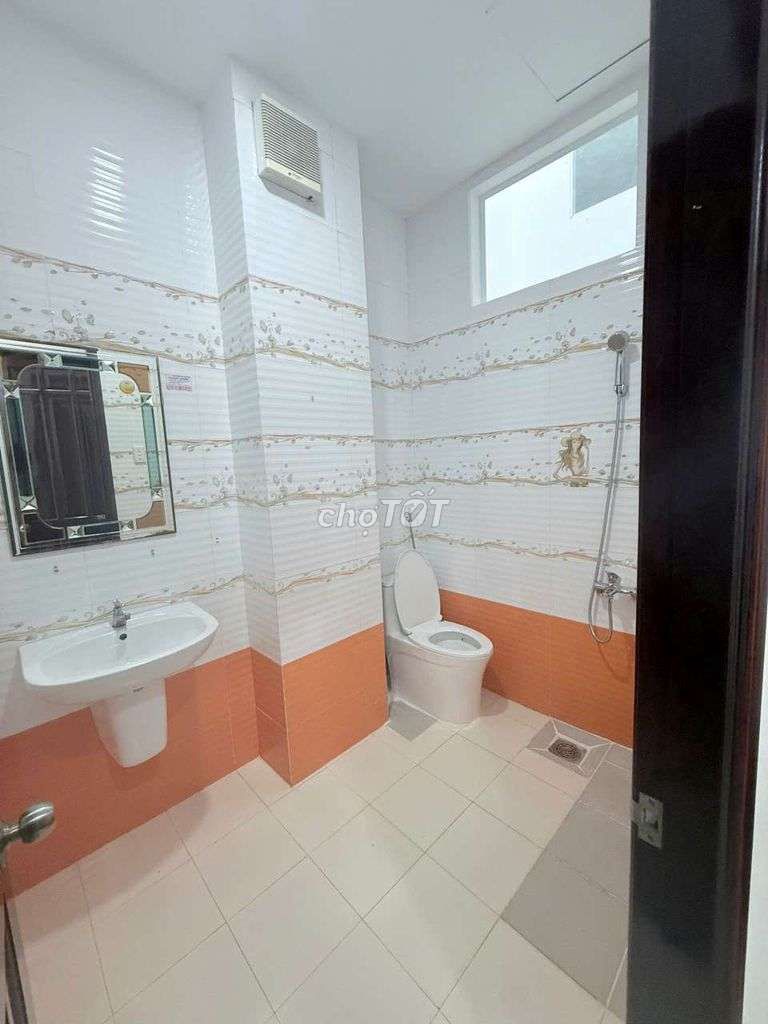 It's the owner who rents the 25 M2 full interior apartment