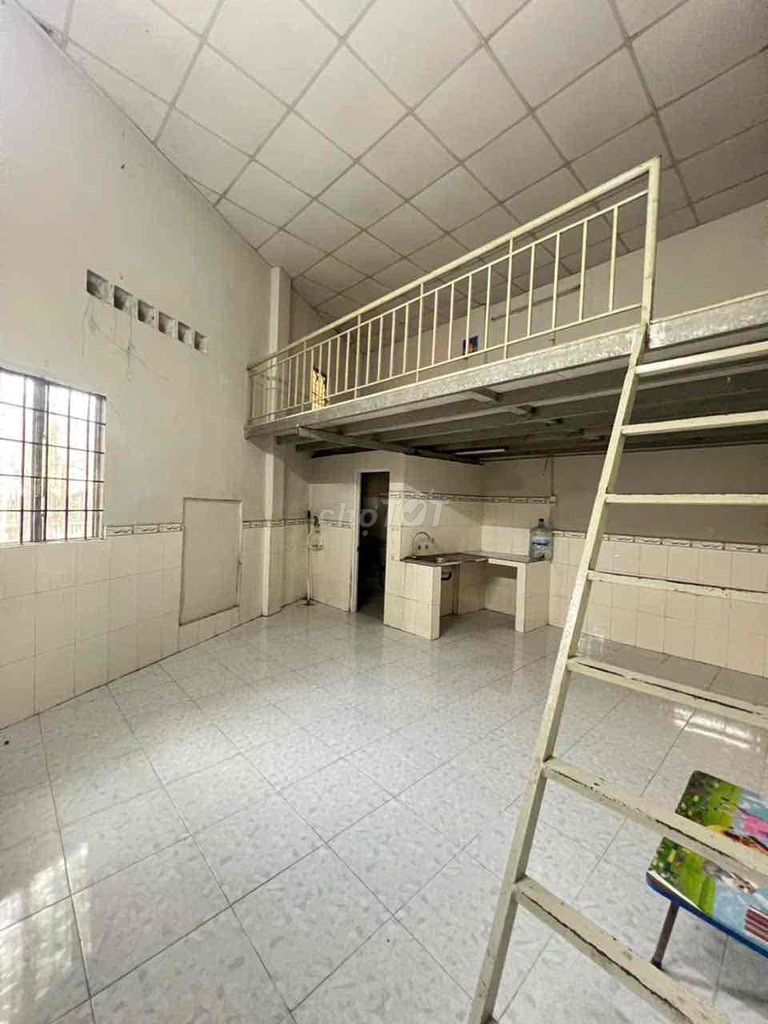 Rent số 2 at the compound near a 30-foot radius with a clean guard.