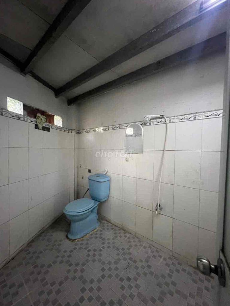 Rent số 2 at the compound near a 30-foot radius with a clean guard.