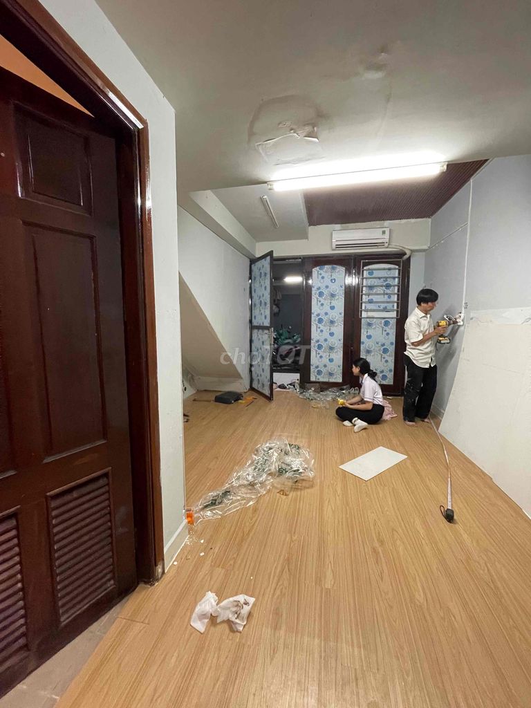 Rent room in ground only calculates electricity, water plus kitchen separation fits in three people.