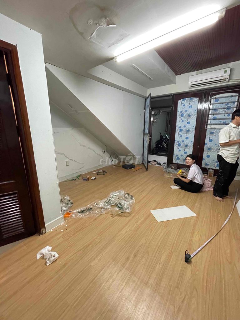 Rent room in ground only calculates electricity, water plus kitchen separation fits in three people.
