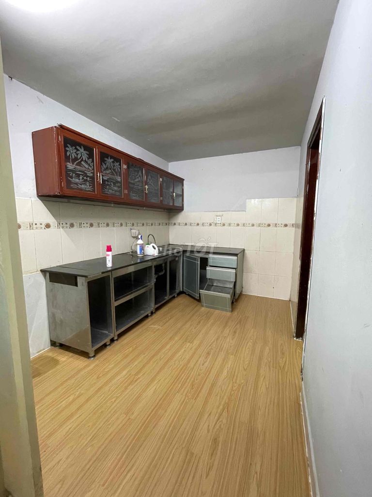 Rent room in ground only calculates electricity, water plus kitchen separation fits in three people.