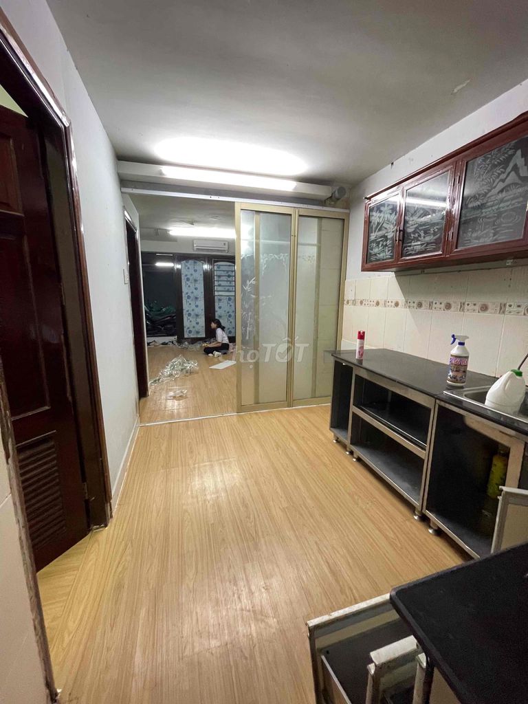 Rent room in ground only calculates electricity, water plus kitchen separation fits in three people.