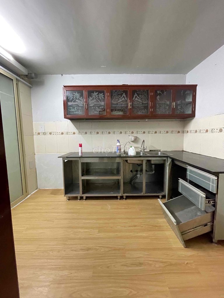 Rent room in ground only calculates electricity, water plus kitchen separation fits in three people.