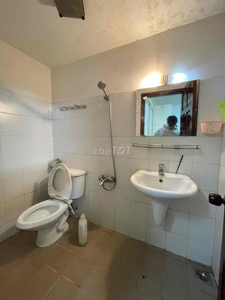 Rent room in ground only calculates electricity, water plus kitchen separation fits in three people.