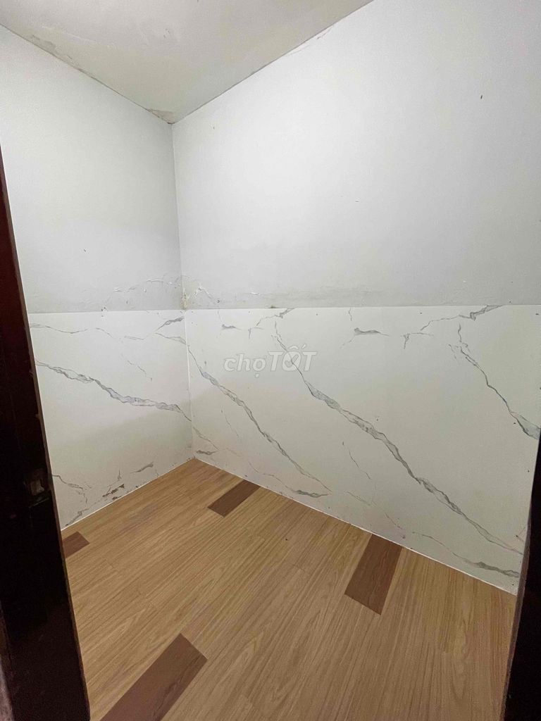 Rent room in ground only calculates electricity, water plus kitchen separation fits in three people.