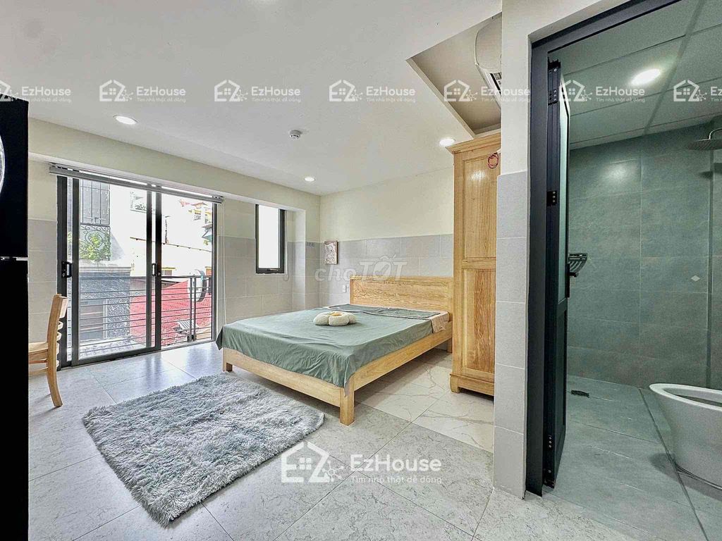 Hoàng Văn Thụ balcony studio