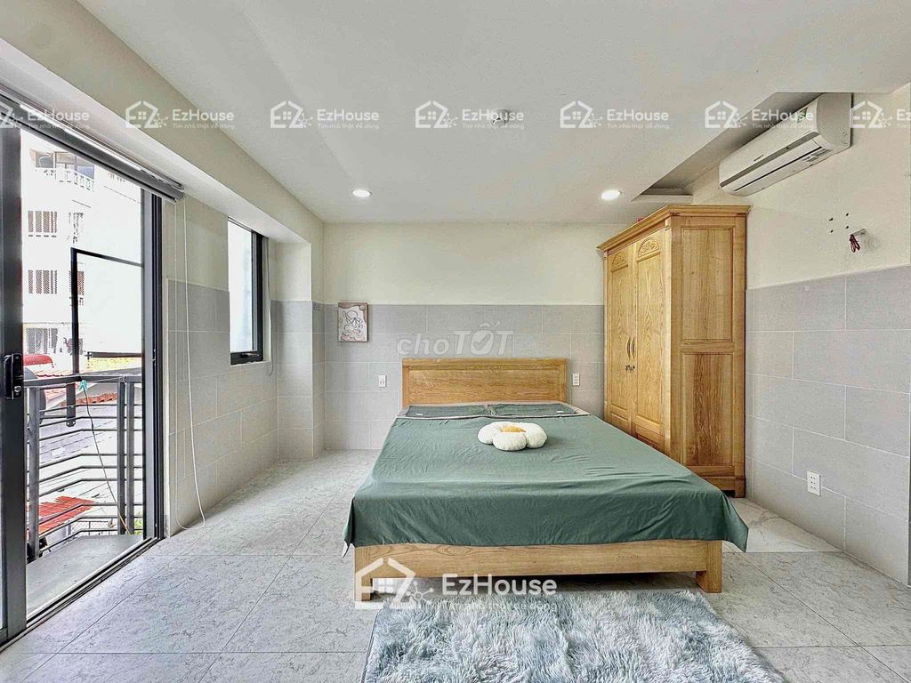 Hoàng Văn Thụ balcony studio