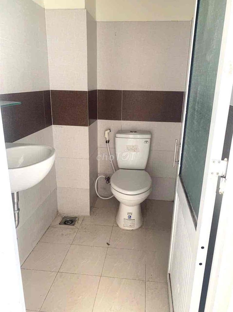 Rent three bedrooms. A closed-driving car toilet. Ten million.