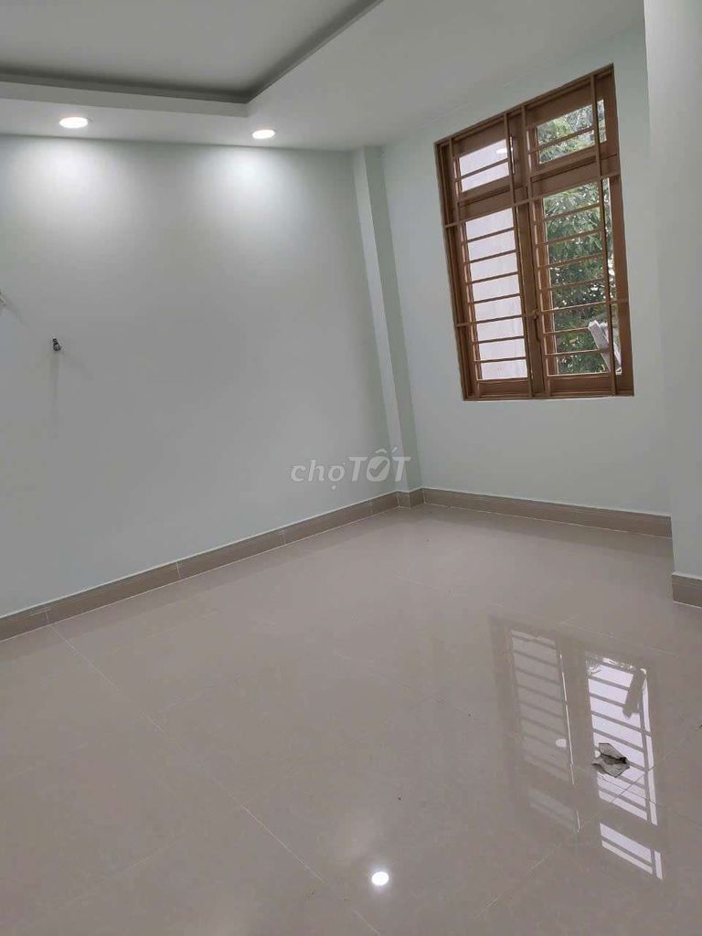 Rent a one-foot three-story three-story bedroom six-room toilets. One kitchen, four-and-a-half X20.