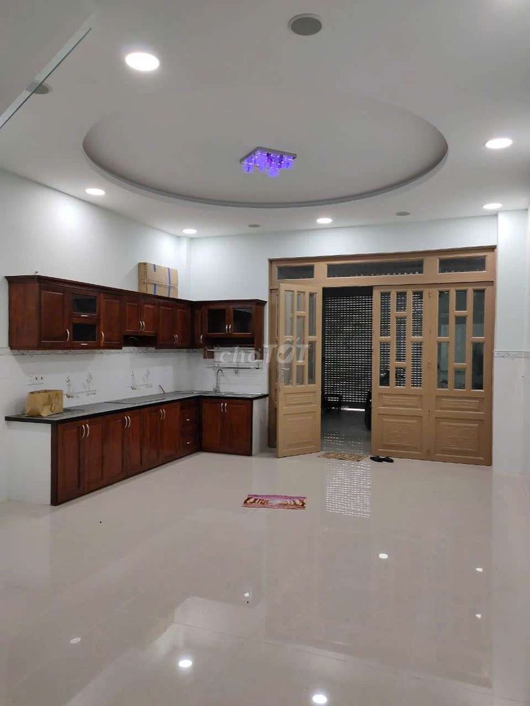 Rent a one-foot three-story three-story bedroom six-room toilets. One kitchen, four-and-a-half X20.