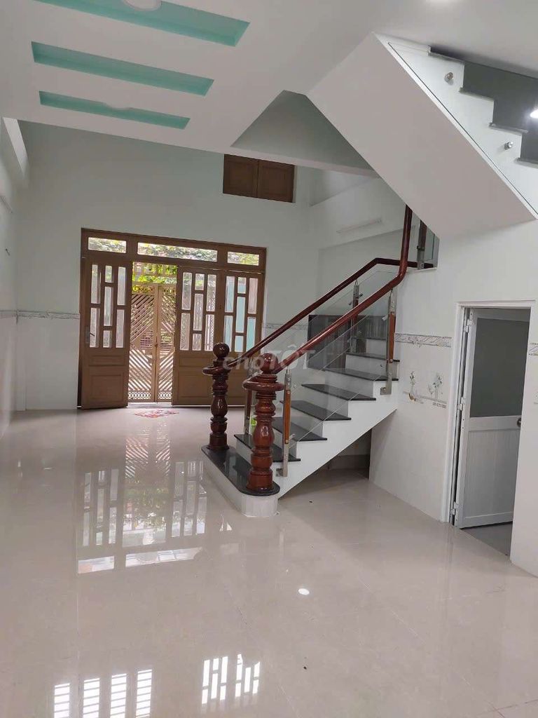 Rent a one-foot three-story three-story bedroom six-room toilets. One kitchen, four-and-a-half X20.