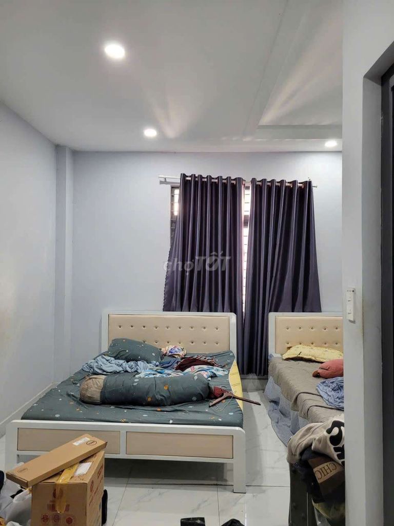 Rent a one-foot three-story three-story bedroom six-room toilets. One kitchen, four-and-a-half X20.