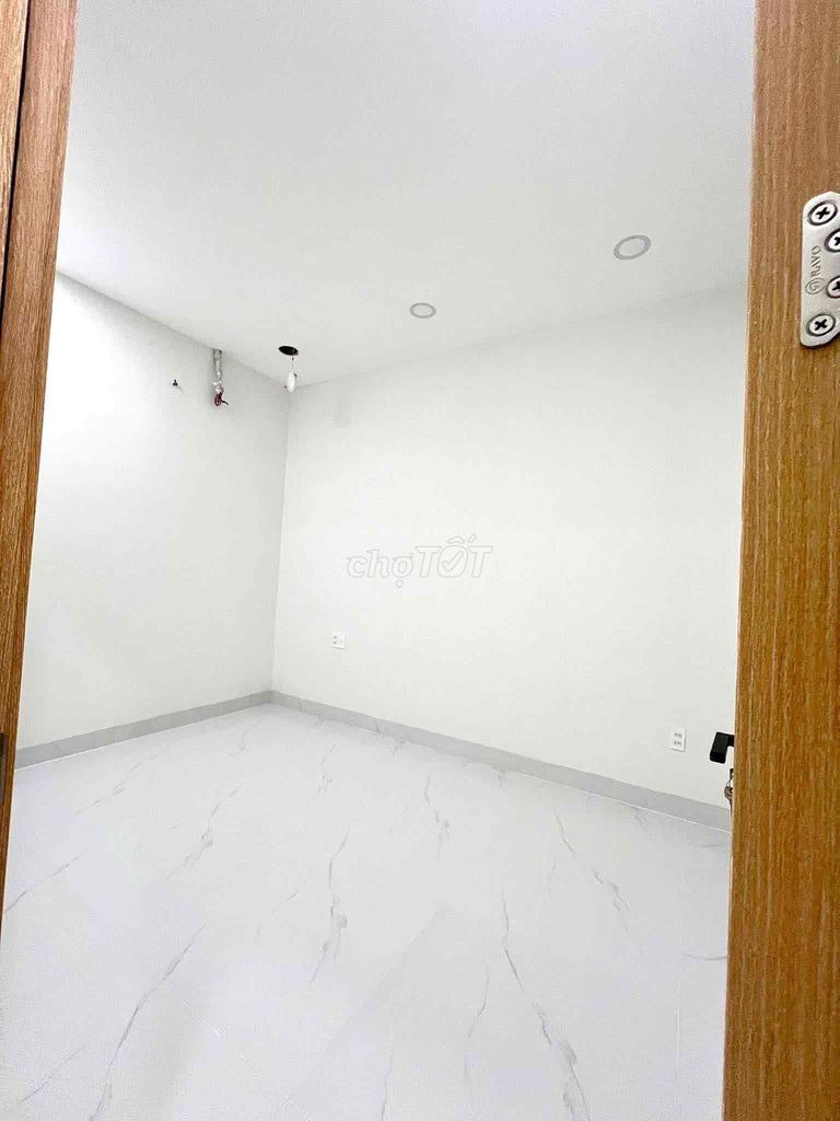 Renting a new house 100% built area 4 x 22 meters, including 2 bedrooms, 2 Autoways near the flat.