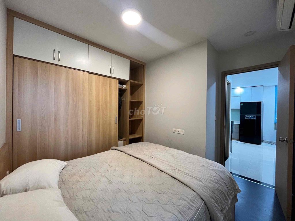 Rent two bedrooms. 18 million clean new houses near the airport.
