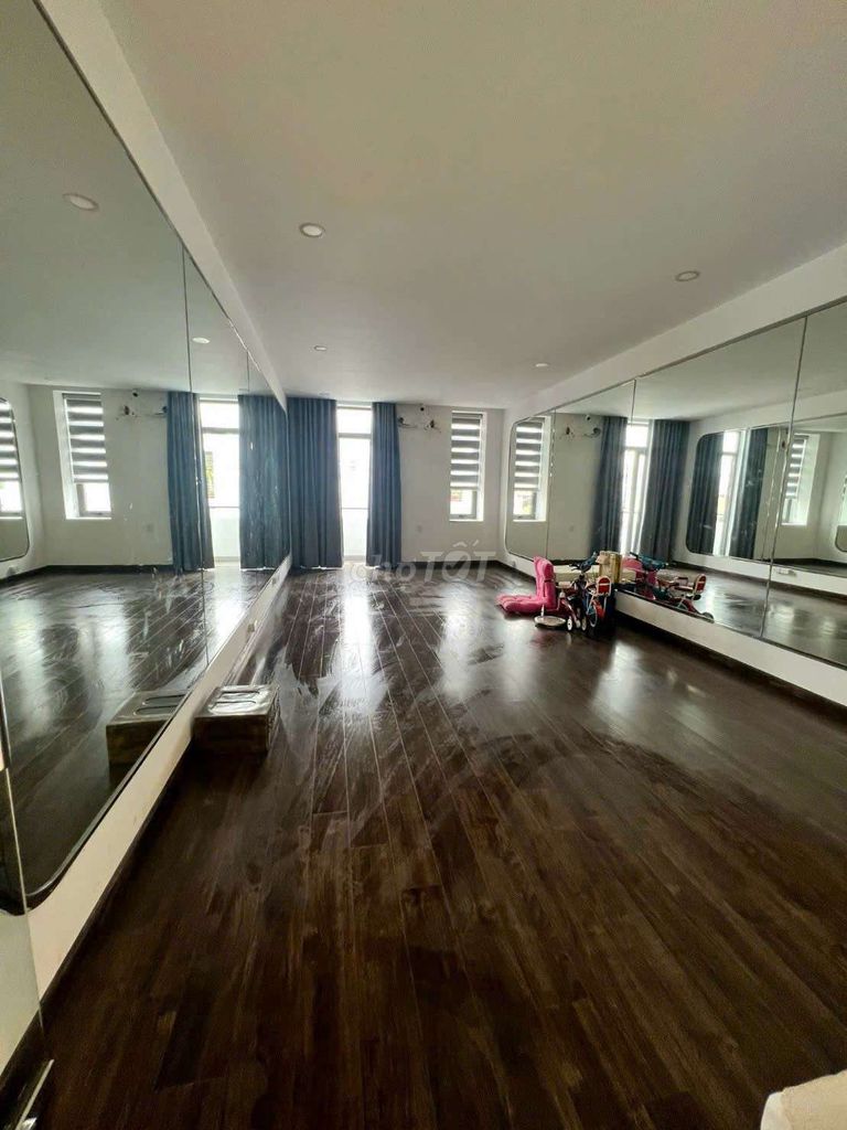 Nice 4 x 20 has 5 bedroom 5 toilets