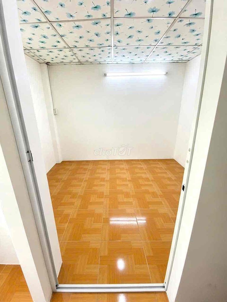The new house is nearly 3.2 x 10 millionth floor 2 bedroom 2 with a 1 .v.