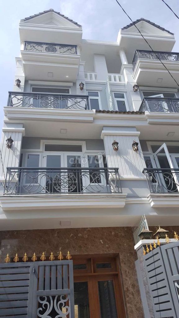 It's the owner who rents four stories, area: 4*18=72 meters, 6 meters plastic alley.