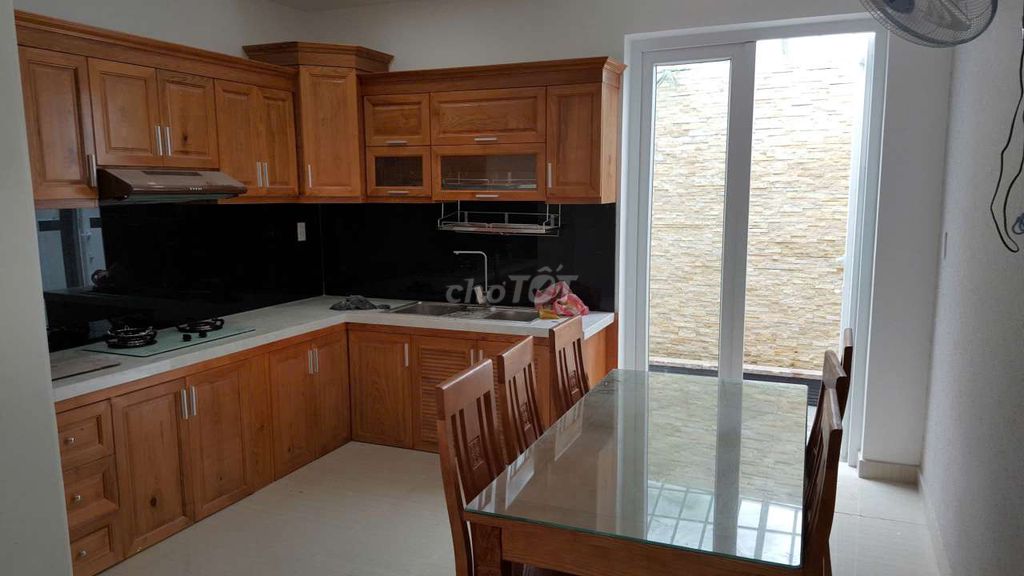 It's the owner who rents four stories, area: 4*18=72 meters, 6 meters plastic alley.