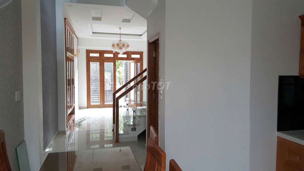 It's the owner who rents four stories, area: 4*18=72 meters, 6 meters plastic alley.