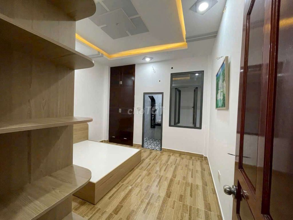 Rent a three-story apartment, four-story car bedroom, parked at 10 million doors.