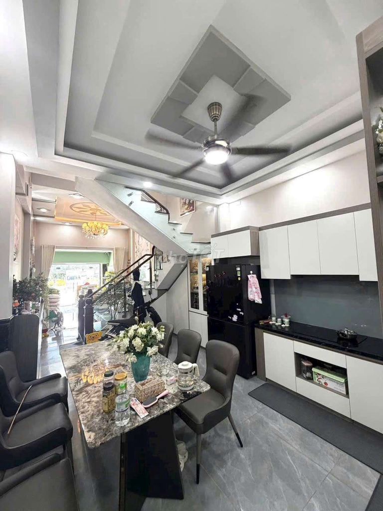 Rent a three-story apartment, four-story car bedroom, parked at 10 million doors.