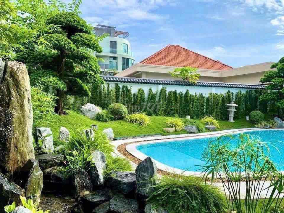 Sing! Rent a pool house, four big bedrooms, Japanese style. It's $3,500 a.m.
