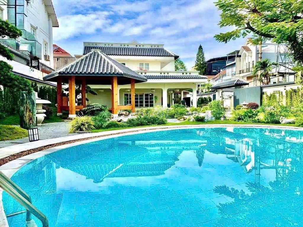 Sing! Rent a pool house, four big bedrooms, Japanese style. It's $3,500 a.m.