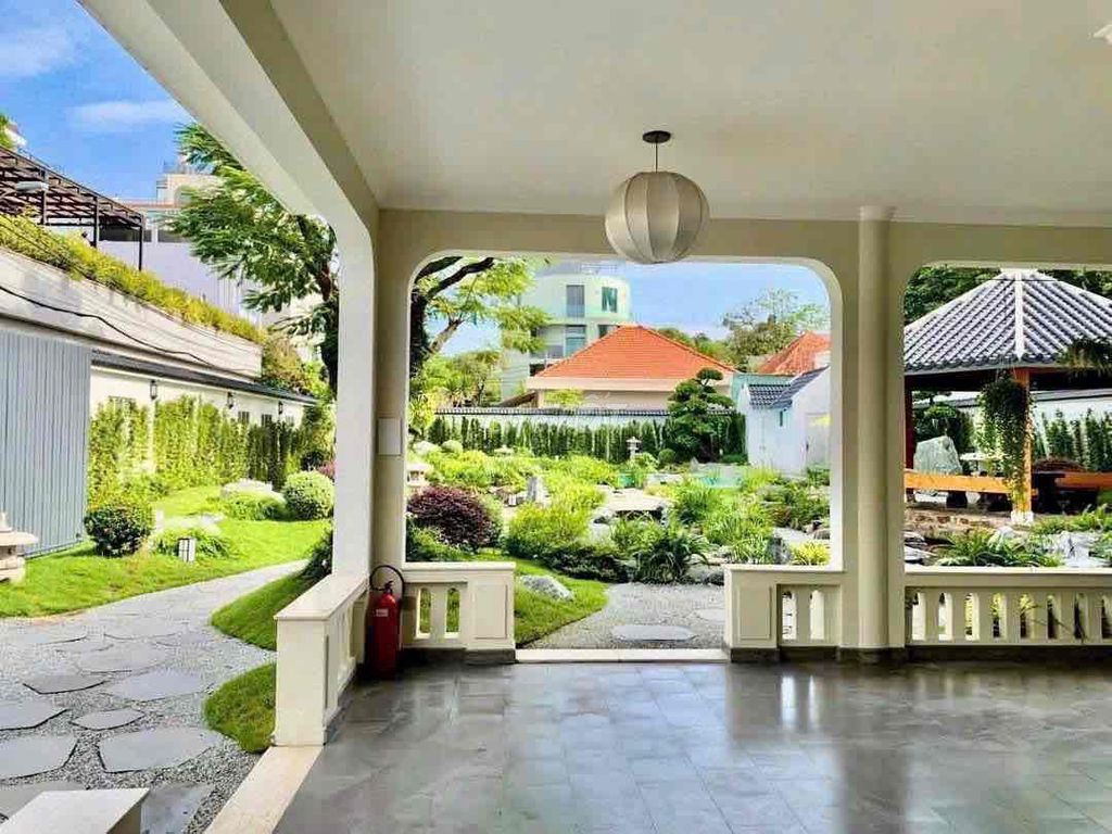 Sing! Rent a pool house, four big bedrooms, Japanese style. It's $3,500 a.m.