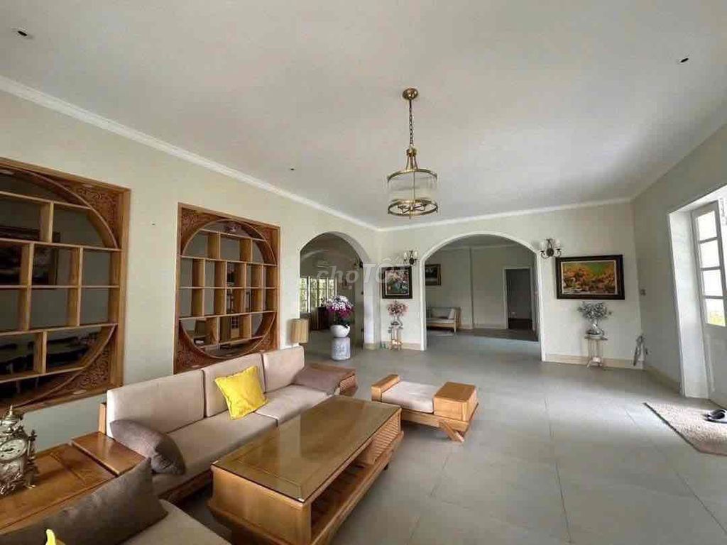 Sing! Rent a pool house, four big bedrooms, Japanese style. It's $3,500 a.m.