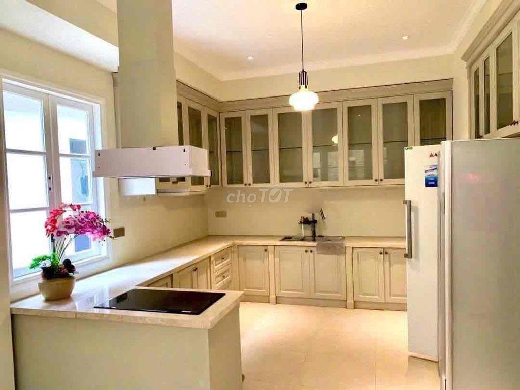 Sing! Rent a pool house, four big bedrooms, Japanese style. It's $3,500 a.m.