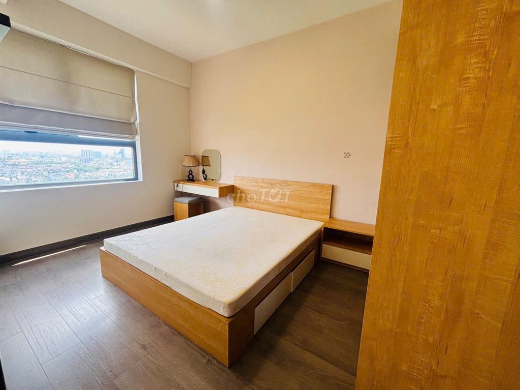 Rent District 7 Boulevard 2 bedrooms 11 million a month full view furniture outside