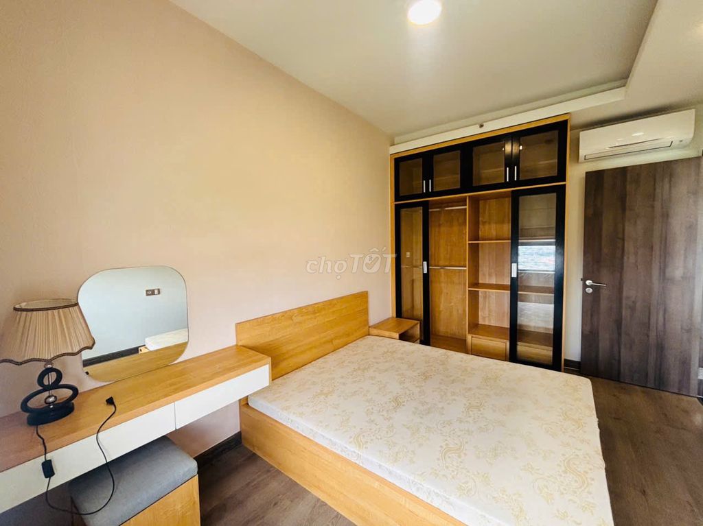 Rent District 7 Boulevard 2 bedrooms 11 million a month full view furniture outside