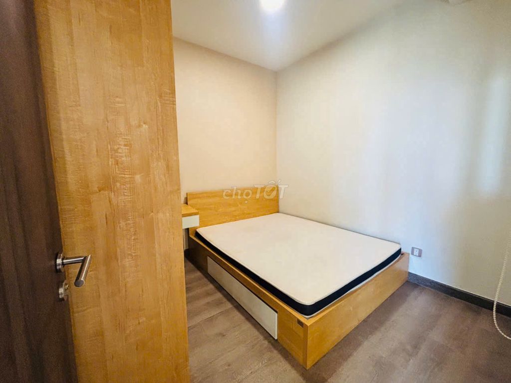 Rent District 7 Boulevard 2 bedrooms 11 million a month full view furniture outside
